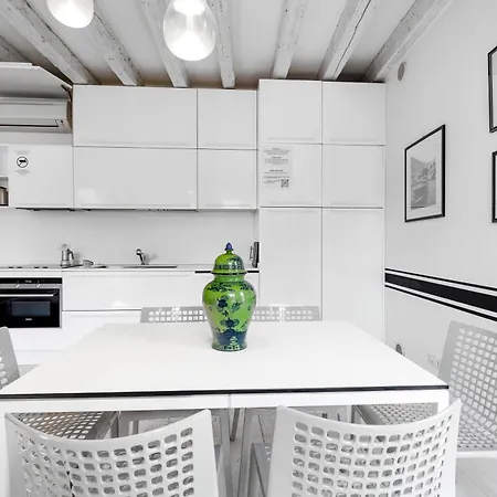 Black And White Apartmán *