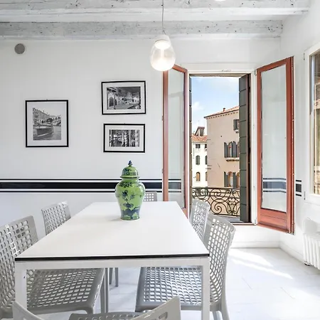 Black And White Apartament