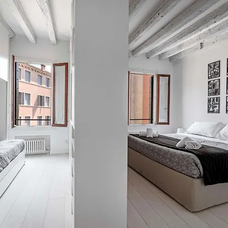 Black And White Apartment Venice