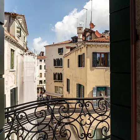 아파트 Black And White *