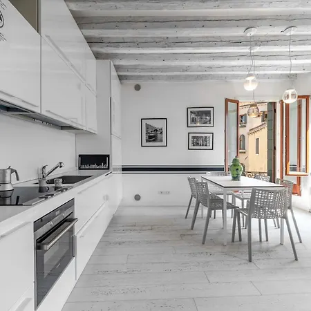 Black And White Apartment Venice