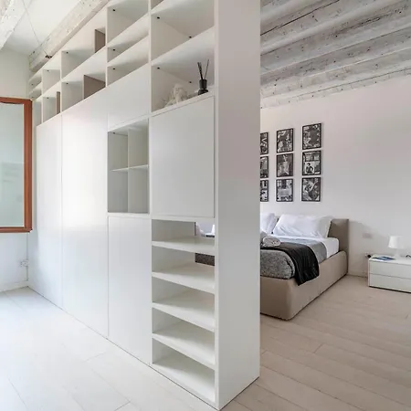 Apartment Black And White Venice