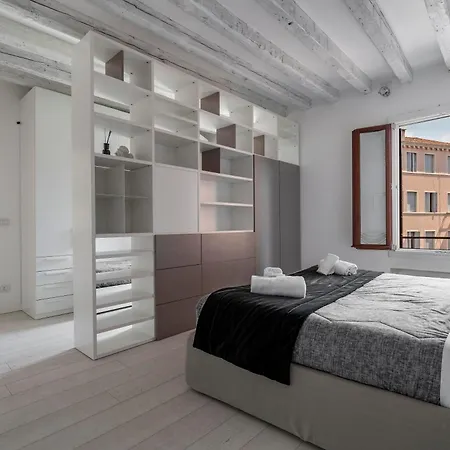 아파트 Black And White 베니스