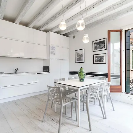 Black And White Apartment *