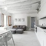 Black And White Apartman