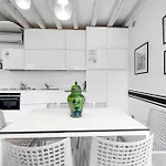 Black And White Apartman *