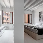 Black And White Appartement Venetië