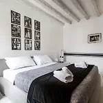 Black And White Apartman Velence