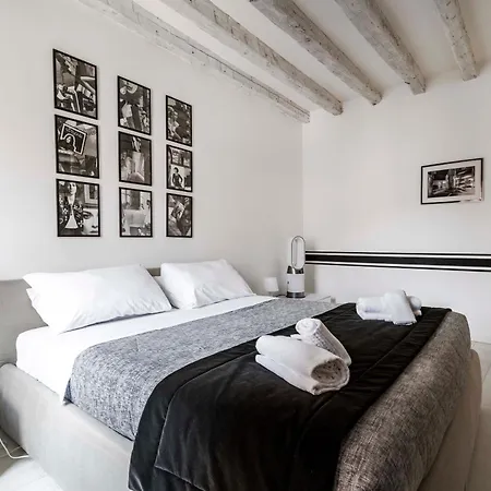 Black And White Daire Venedik